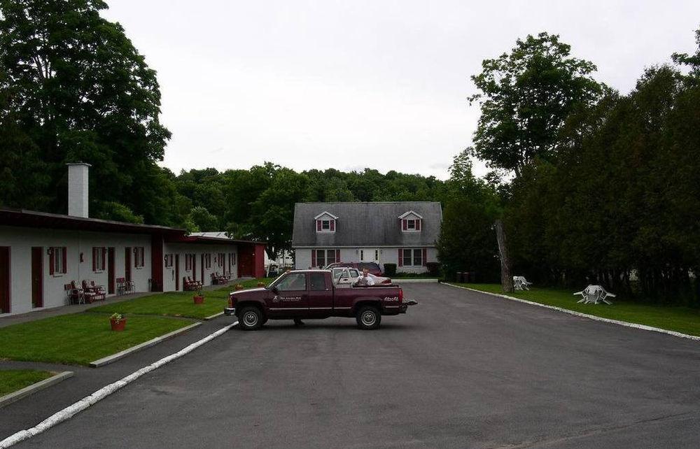 The Village Motel Richfield Springs Extérieur photo